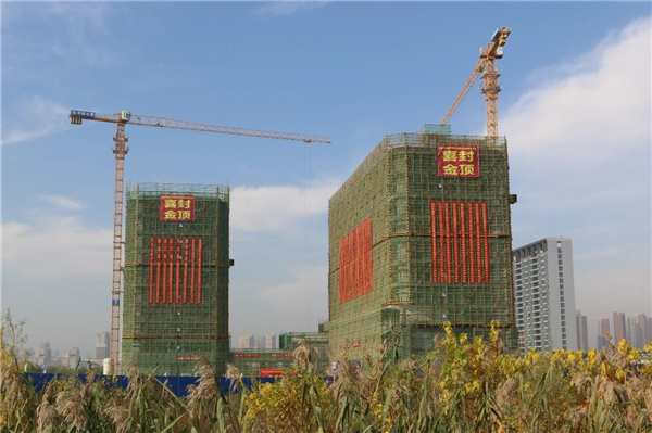 李时珍综合实验实训大楼(AB栋)建设项目主体结构封顶仪式举行_fororder_4