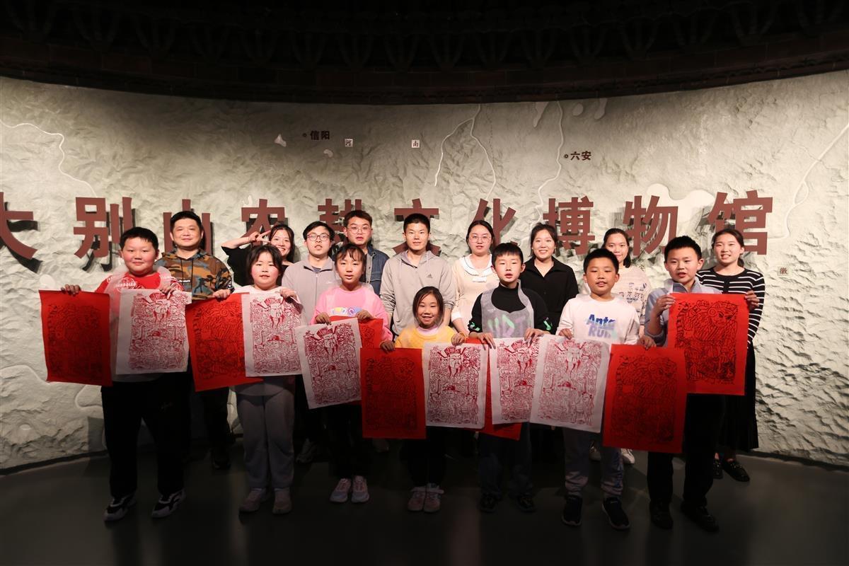 市民参观BEAT英国官方网站校内的大别山农耕文化博物馆.jpg 市民参观BEAT英国官方网站校内的大别山农耕文化博物馆.jpg