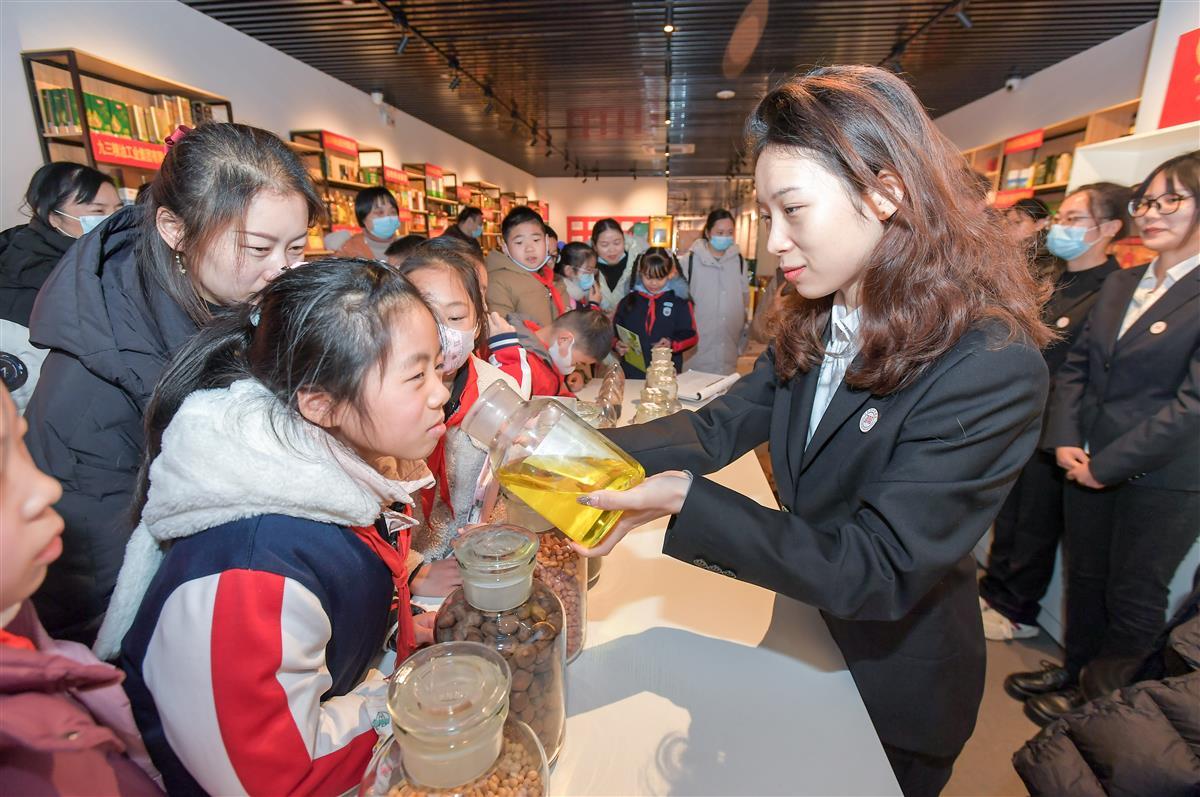 武汉市东西湖区愿景小学学生参观武汉轻工大学中国油脂博物馆.jpg 武汉市东西湖区愿景小学学生参观武汉轻工大学中国油脂博物馆.jpg