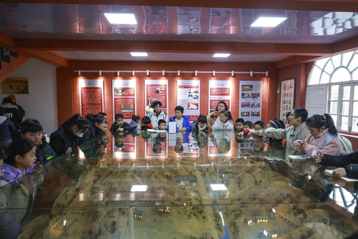 武汉市江岸区博雅小学学生参观武汉生物工程学院钱学森纪念馆.jpg 武汉市江岸区博雅小学学生参观武汉生物工程学院钱学森纪念馆.jpg