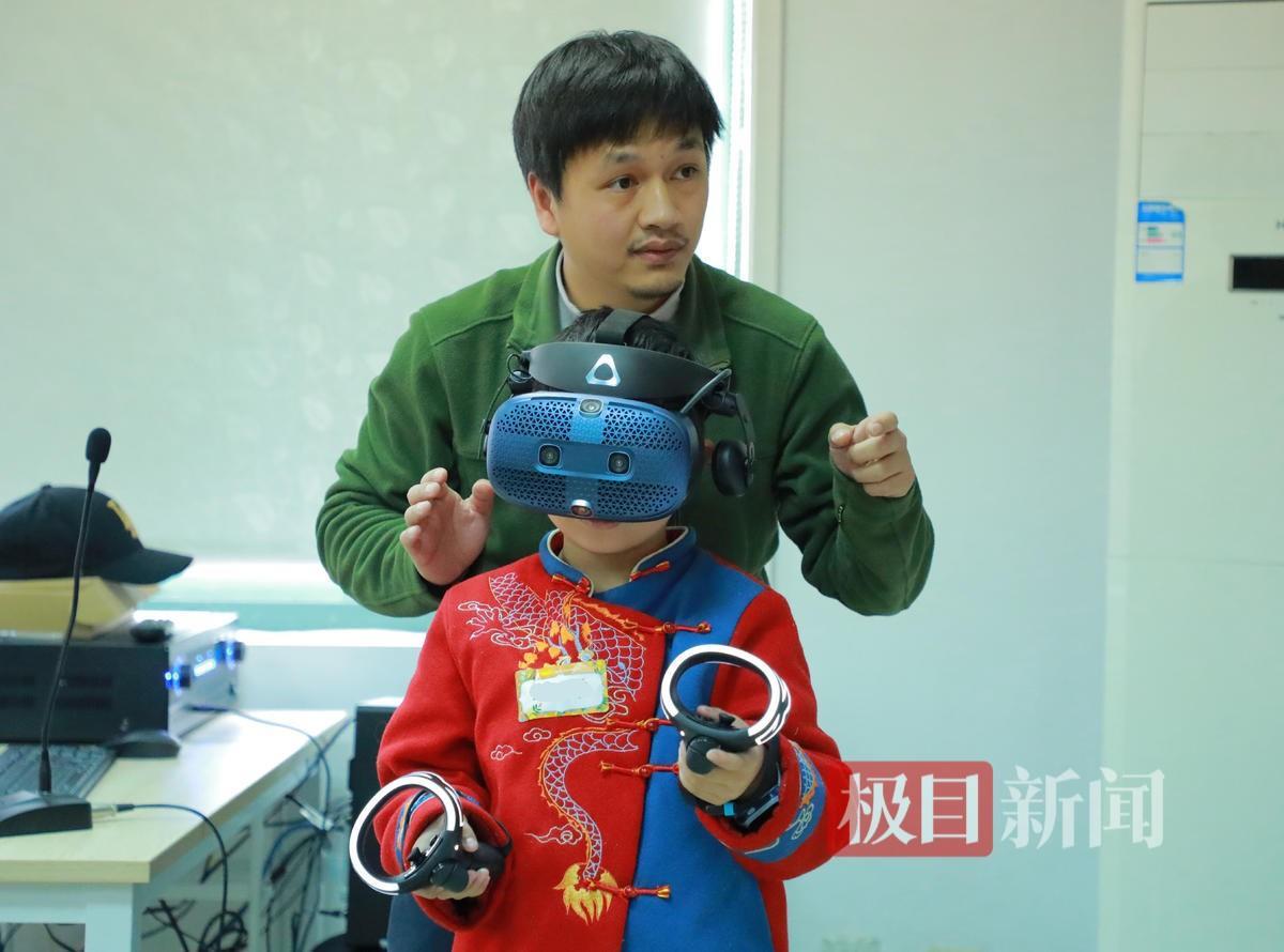 武汉市万松园路小学学生参观长江职业学院国家级动画实训基地.jpg 武汉市万松园路小学学生参观长江职业学院国家级动画实训基地.jpg