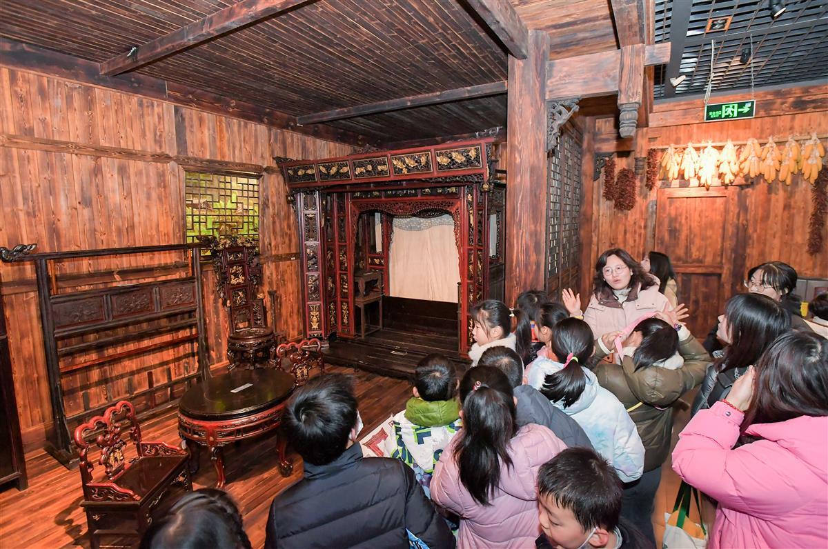 武汉市光谷第十一小学学生参观中南民族大学民族学博物馆.jpg 武汉市光谷第十一小学学生参观中南民族大学民族学博物馆.jpg
